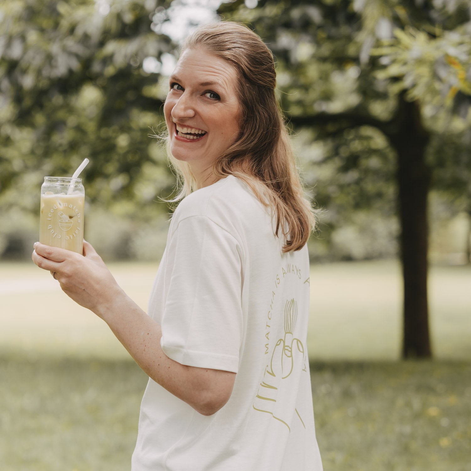 Hohes Trinkglas Iced matcha latte club