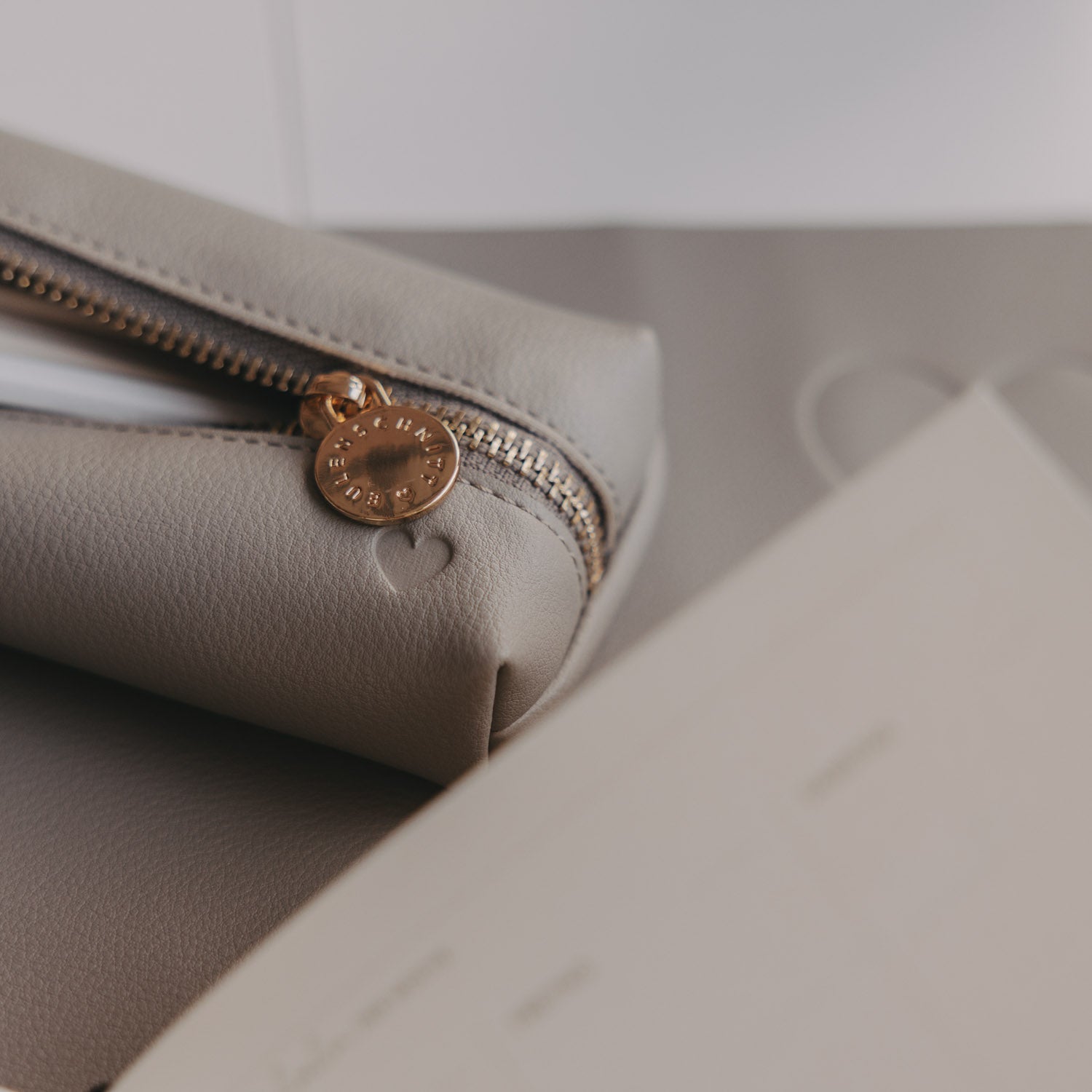 Federtasche Herz grau