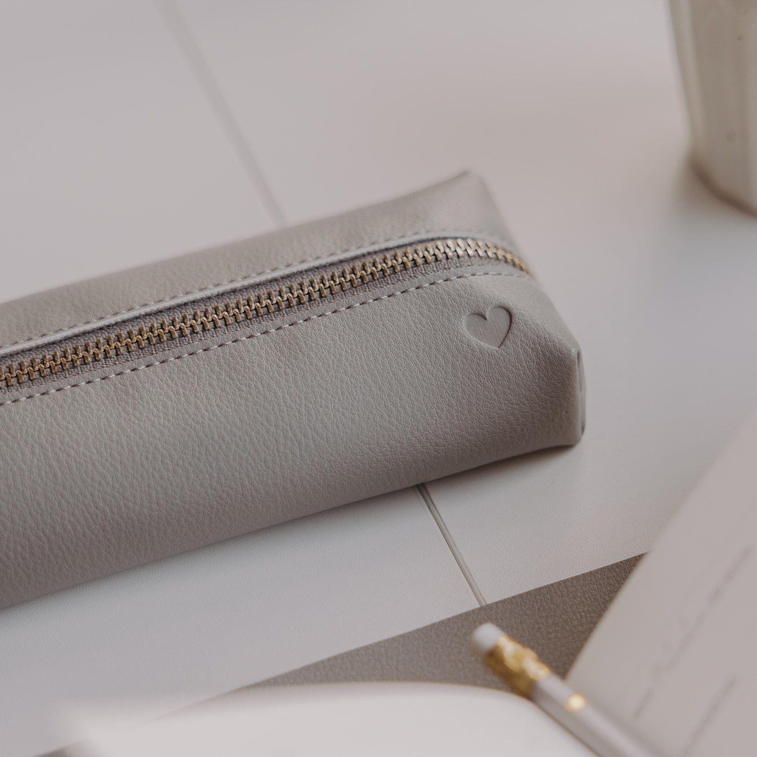 Federtasche Herz grau