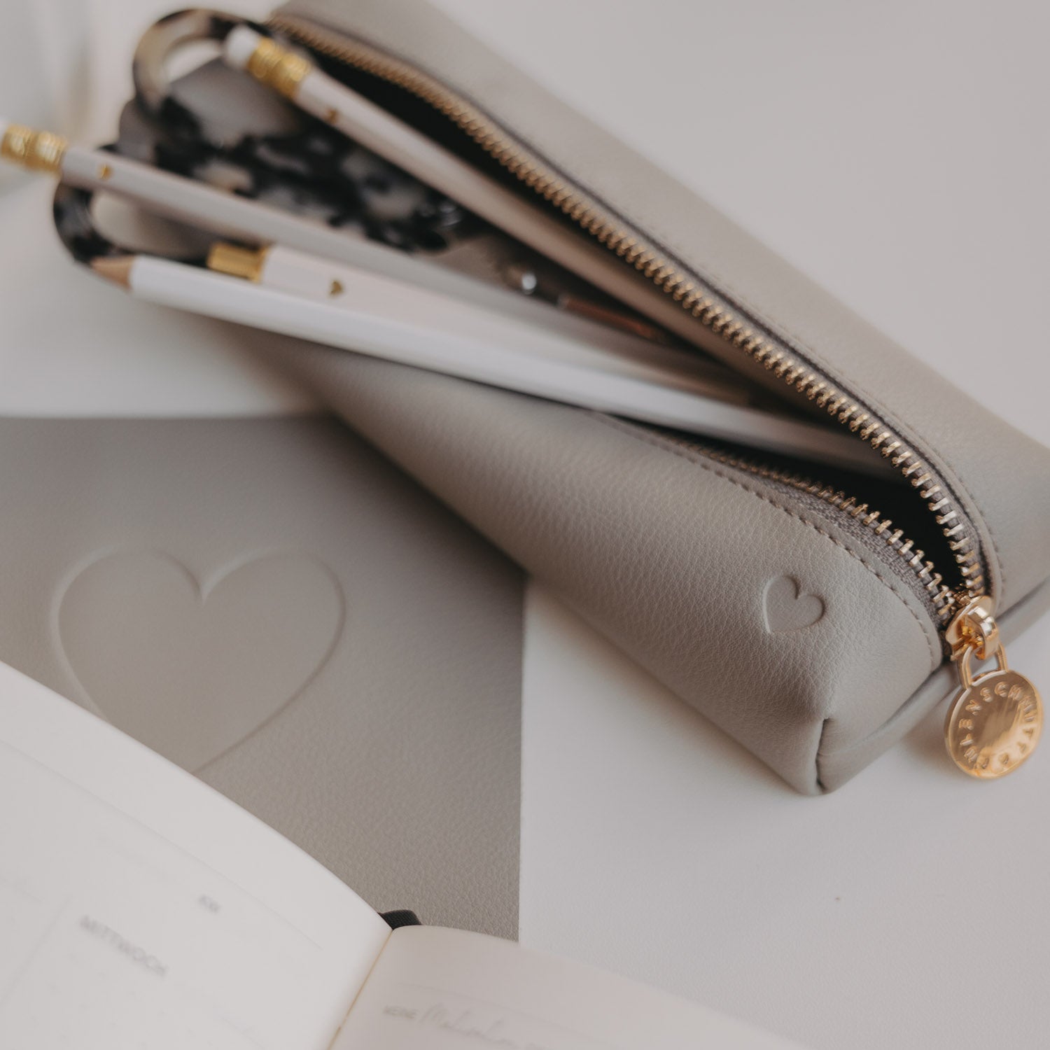 Federtasche Herz grau