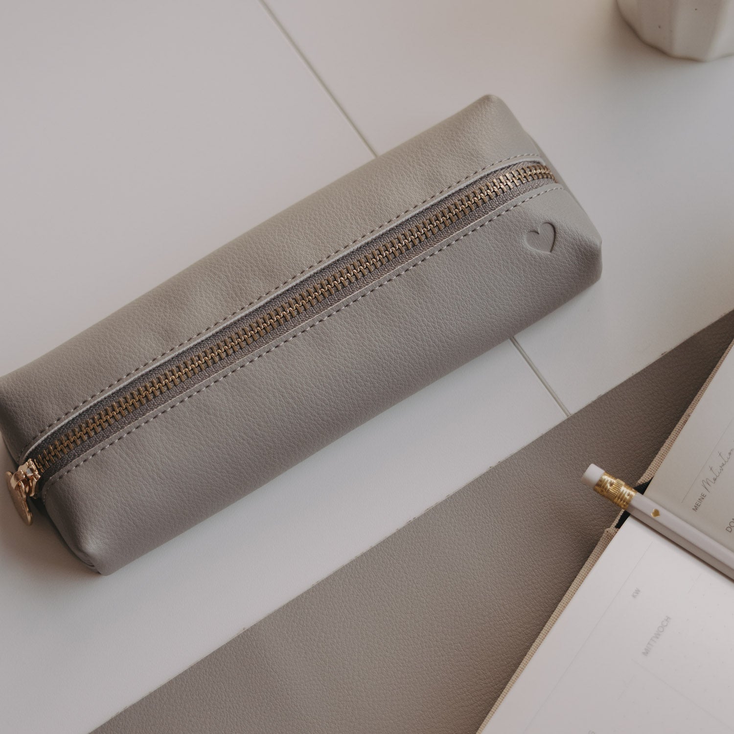 Federtasche Herz grau